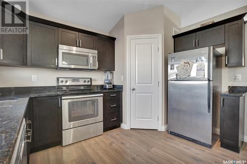 302 Lehrer Manor, Saskatoon, SK - Indoor Photo Showing Kitchen