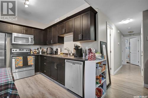 302 Lehrer Manor, Saskatoon, SK - Indoor Photo Showing Kitchen