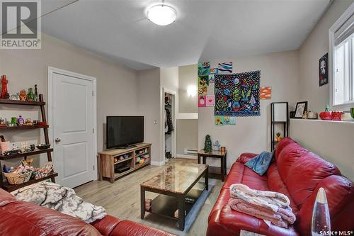 302 Lehrer Manor, Saskatoon, SK - Indoor Photo Showing Living Room