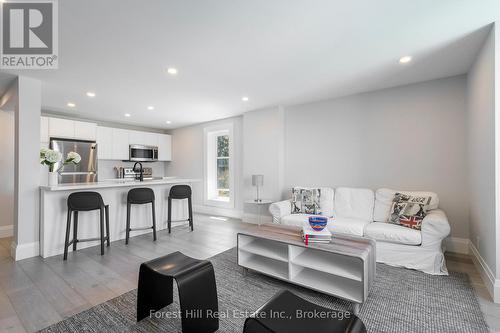 2 - 114 Ontario Street, Collingwood, ON - Indoor Photo Showing Living Room