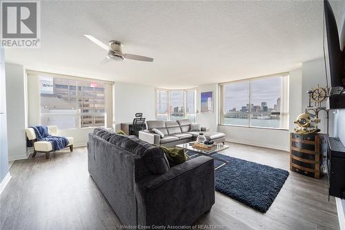 75 Riverside Drive Unit# 1403, Windsor, ON - Indoor Photo Showing Living Room