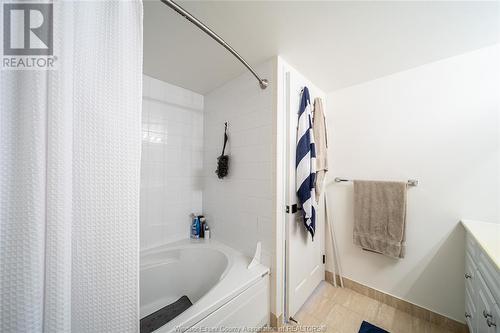 75 Riverside Drive Unit# 1403, Windsor, ON - Indoor Photo Showing Bathroom