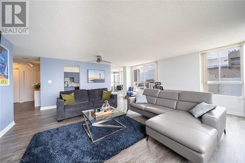 75 Riverside Drive Unit# 1403, Windsor, ON - Indoor Photo Showing Living Room