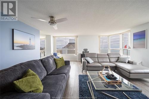 75 Riverside Drive Unit# 1403, Windsor, ON - Indoor Photo Showing Living Room