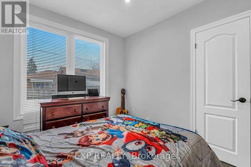 9 Mulock Avenue, Hamilton, ON - Indoor Photo Showing Bedroom