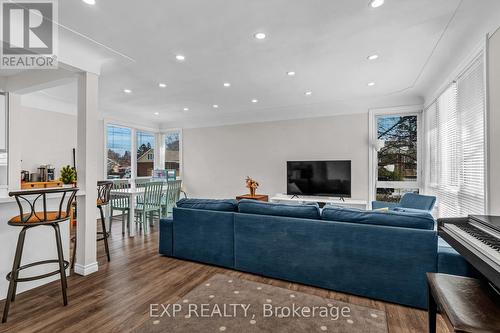 9 Mulock Avenue, Hamilton, ON - Indoor Photo Showing Living Room