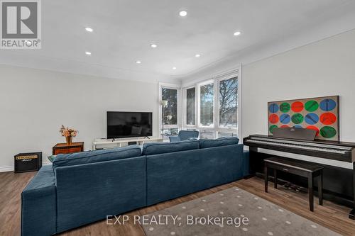 9 Mulock Avenue, Hamilton, ON - Indoor Photo Showing Living Room