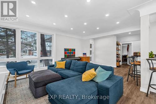 9 Mulock Avenue, Hamilton, ON - Indoor Photo Showing Living Room