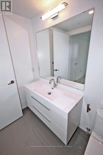 1404 - 39 Roehampton Avenue, Toronto, ON - Indoor Photo Showing Bathroom