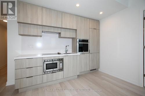 1404 - 39 Roehampton Avenue, Toronto, ON - Indoor Photo Showing Kitchen