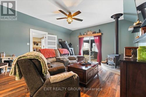 391 Thomas Street, Deseronto, ON - Indoor Photo Showing Living Room