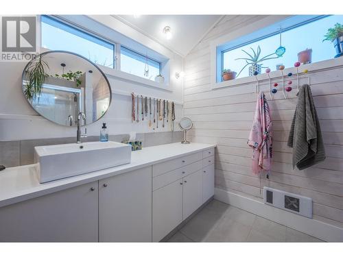 458 Alexander Avenue, Penticton, BC - Indoor Photo Showing Bathroom