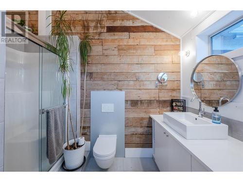 458 Alexander Avenue, Penticton, BC - Indoor Photo Showing Bathroom