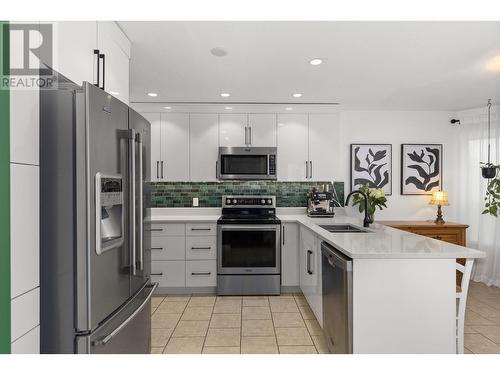 487 Glen Pine Court, Kelowna, BC - Indoor Photo Showing Kitchen With Stainless Steel Kitchen With Double Sink With Upgraded Kitchen