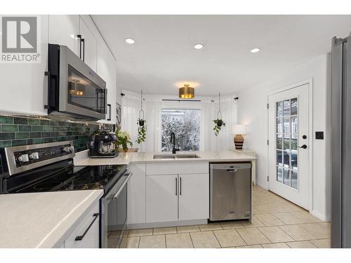 487 Glen Pine Court, Kelowna, BC - Indoor Photo Showing Kitchen With Stainless Steel Kitchen With Double Sink