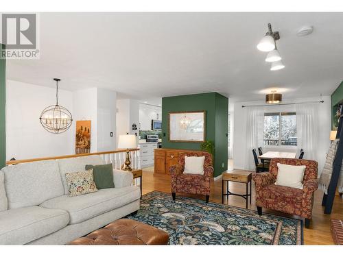 487 Glen Pine Court, Kelowna, BC - Indoor Photo Showing Living Room