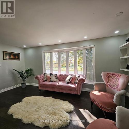 1503 Ogden Avenue, Mississauga, ON - Indoor Photo Showing Living Room