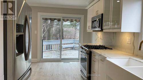 1207 Potters Wheel Crescent, Oakville, ON - Indoor Photo Showing Kitchen