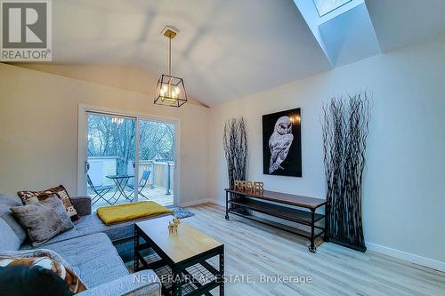 5759 Robinson Street, Niagara Falls, ON - Indoor Photo Showing Living Room