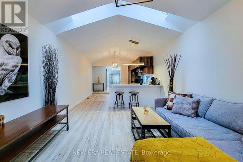 5759 Robinson Street, Niagara Falls, ON - Indoor Photo Showing Living Room