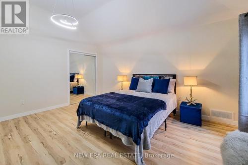 5759 Robinson Street, Niagara Falls, ON - Indoor Photo Showing Bedroom