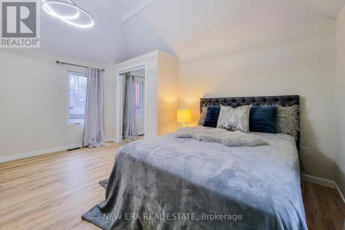 5759 Robinson Street, Niagara Falls, ON - Indoor Photo Showing Bedroom