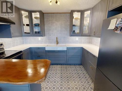 6-4420 Quebec Ave, Powell River, BC - Indoor Photo Showing Kitchen With Double Sink