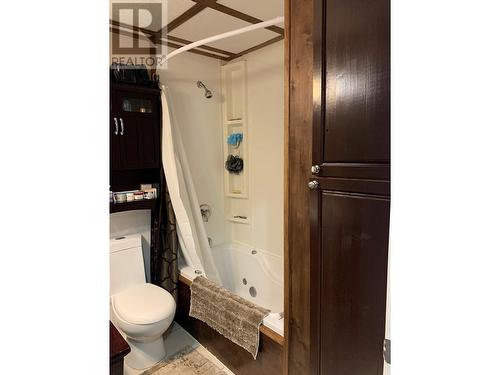 9437 6 Street, Dawson Creek, BC - Indoor Photo Showing Bathroom