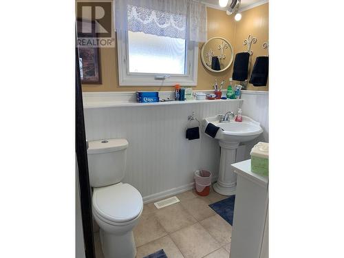 9437 6 Street, Dawson Creek, BC - Indoor Photo Showing Bathroom