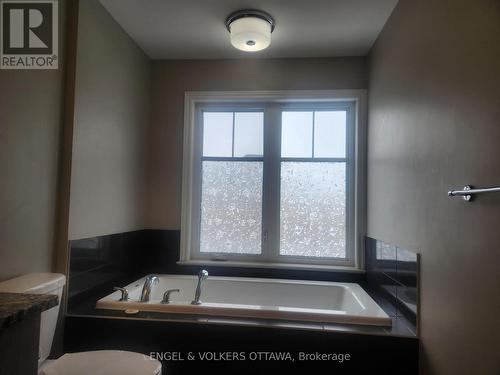 134 Lavatera Street, Ottawa, ON - Indoor Photo Showing Bathroom