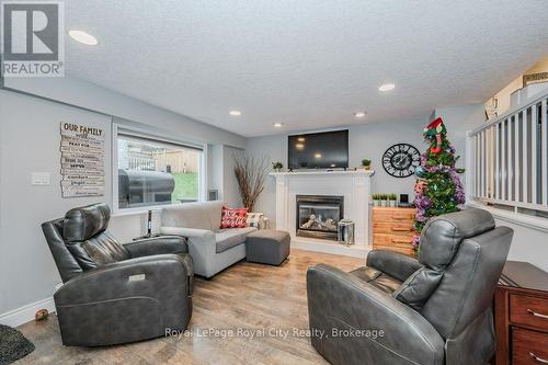 14 Primrose Lane, Guelph (Willow West/Sugarbush/West Acres), ON - Indoor Photo Showing Living Room With Fireplace