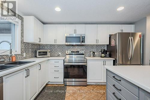 14 Primrose Lane, Guelph (Willow West/Sugarbush/West Acres), ON - Indoor Photo Showing Kitchen With Stainless Steel Kitchen With Double Sink With Upgraded Kitchen