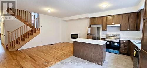 1004 Crowsnest Hollow, Pickering, ON - Indoor Photo Showing Kitchen