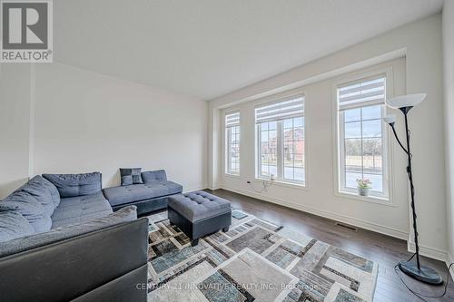 492 Forsyth Farm Drive, Whitchurch-Stouffville, ON - Indoor Photo Showing Living Room