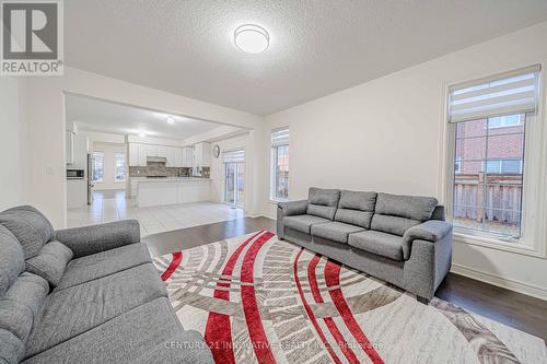 492 Forsyth Farm Drive, Whitchurch-Stouffville, ON - Indoor Photo Showing Living Room