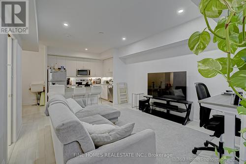 5299 Highway 7 Road, Vaughan, ON - Indoor Photo Showing Living Room