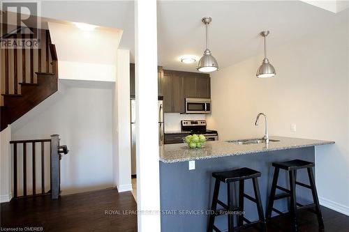 2307 Natasha Circle, Oakville, ON - Indoor Photo Showing Kitchen With Double Sink With Upgraded Kitchen