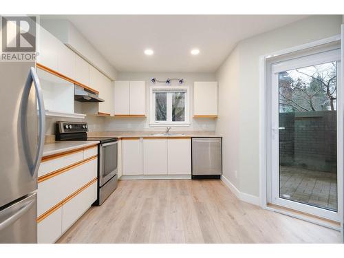 312 2800 Chesterfield Avenue, North Vancouver, BC - Indoor Photo Showing Kitchen