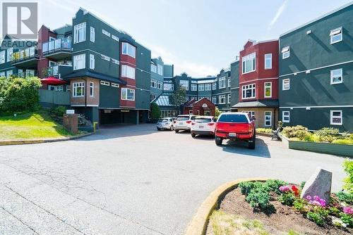 312 2800 Chesterfield Avenue, North Vancouver, BC - Outdoor With Facade