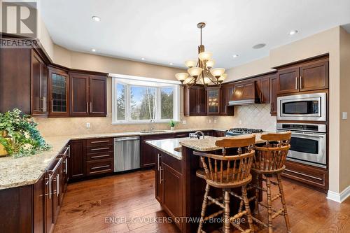 5785 Longhearth Way, Ottawa, ON - Indoor Photo Showing Kitchen With Upgraded Kitchen