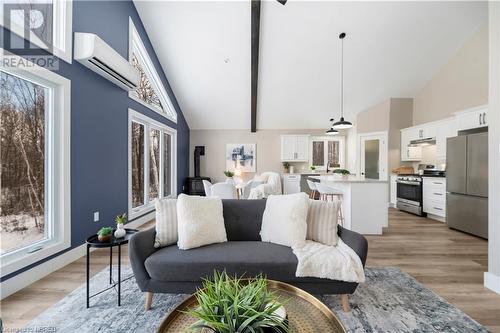 260 Latour Crescent, Callander, ON - Indoor Photo Showing Living Room