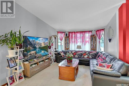 18 Westbrook Court, Regina, SK - Indoor Photo Showing Living Room