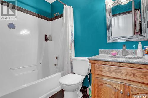 18 Westbrook Court, Regina, SK - Indoor Photo Showing Bathroom