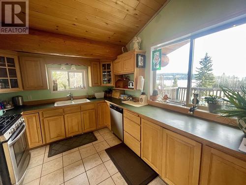 6192 Hunt Road, 100 Mile House, BC - Indoor Photo Showing Kitchen