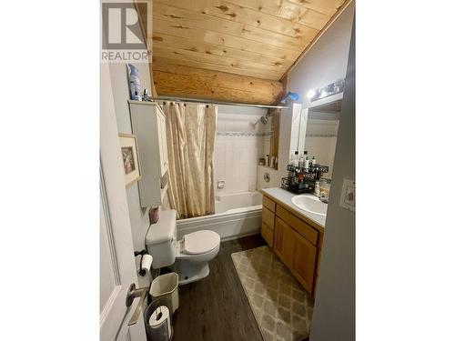 6192 Hunt Road, 100 Mile House, BC - Indoor Photo Showing Bathroom