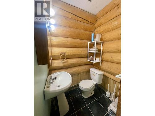 6192 Hunt Road, 100 Mile House, BC - Indoor Photo Showing Bathroom