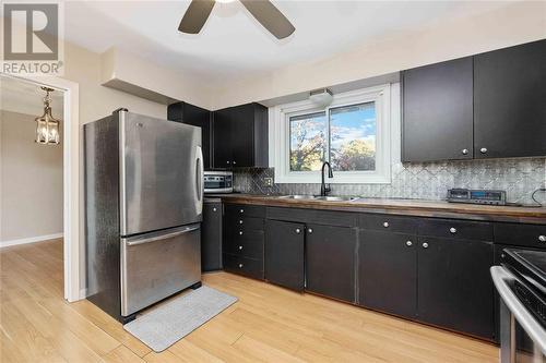 1221 Sherwood Trail, Sarnia, ON - Indoor Photo Showing Kitchen