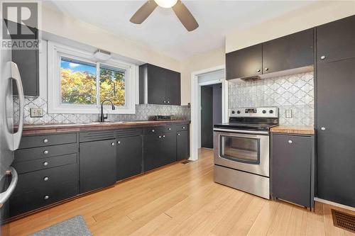 1221 Sherwood Trail, Sarnia, ON - Indoor Photo Showing Kitchen