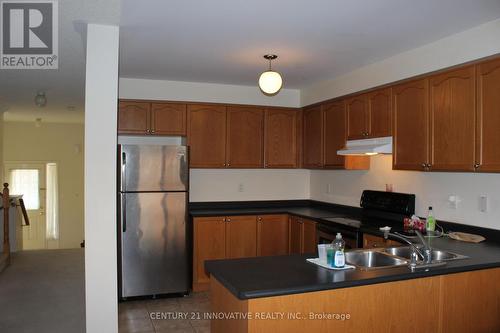 41 Hollingsworth Circle, Brampton, ON - Indoor Photo Showing Kitchen With Double Sink