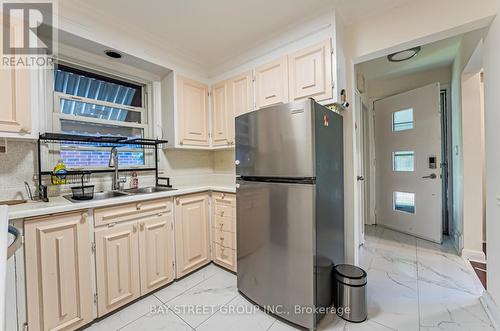 394 Centre Street E, Richmond Hill, ON - Indoor Photo Showing Kitchen With Double Sink